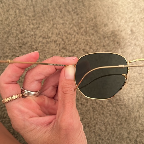 Ray-ban sunglasses. Hexagonal flat lenses shape. Black lens with gold frame - Picture 2 of 3